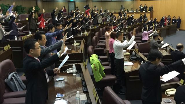 桃園市議會議員宣誓就職（台灣中央社圖片25/12/2014）