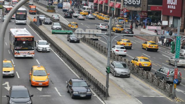 工作人員到忠孝西路公車專用道展開拆除前置作業（台灣中央社圖片25/12/2014）