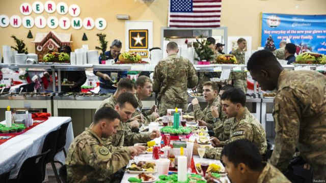 駐阿富汗的美軍士兵在舉行聖誕午餐
