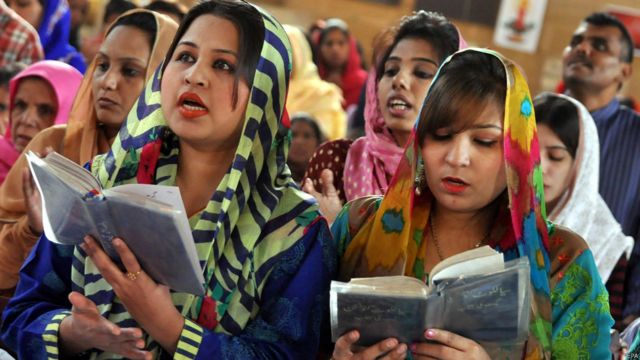 巴基斯坦的基督徒在卡拉奇的一個教堂裏唱聖歌