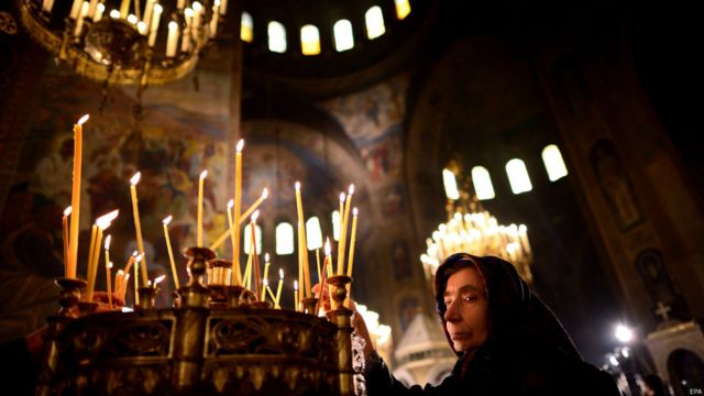 一位基督徒在保加利亞索菲亞大教堂的彌撒舉行之際，點燃蠟燭