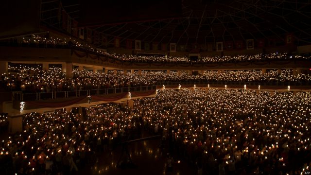 世界上人口最多的穆斯林國家印尼成千上萬的基督徒在一個教會的彌撒中點燃蠟燭