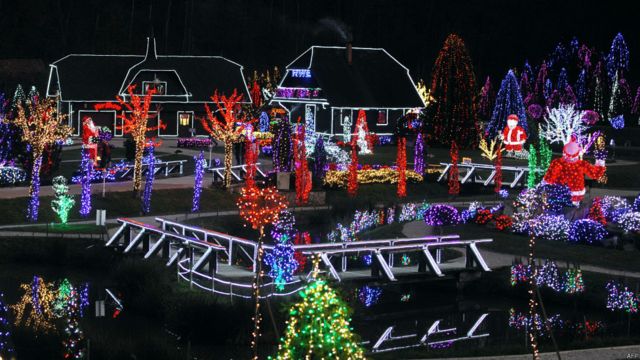 克羅地亞的薩拉齊一家人用了150萬個彩燈將他們家族的居所變成一個巨大的聖誕節燈展