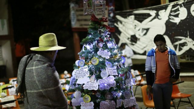 墨西哥的一顆聖誕樹上，掛著9月份失蹤的43名實習老師的照片和名字
