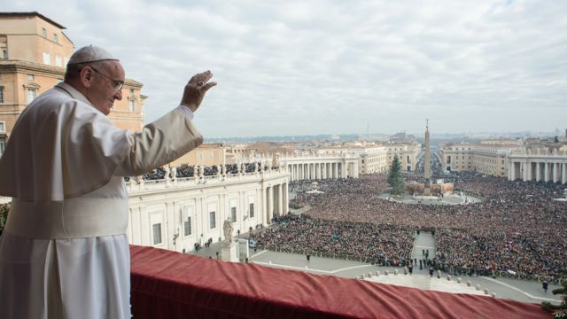 教宗方濟各在梵蒂岡聖伯多祿大教堂露台向群眾發表《致全城與全球》文告（25/12/2014）