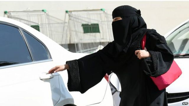 在沙特，女人只能作為乘客坐車