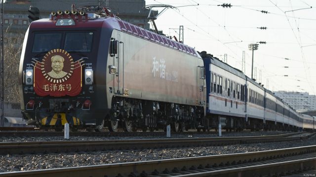 新「毛澤東號」機車牽引T1次列車從北京站發車（新華社圖片26/12/2014）