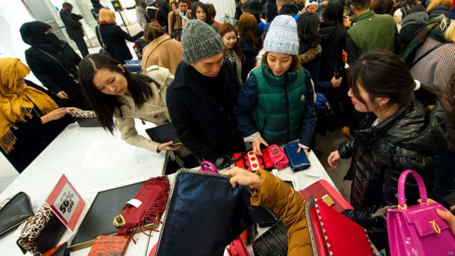 搶購名牌手提包的顧客中有很多華人面孔。