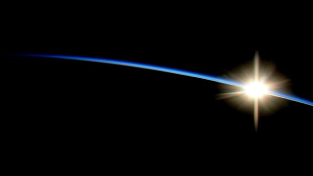 雖然簡單，但不失美麗，美國宇航員維爾斯曼在空間站拍下這張日出。他在推特上寫道：「不是每天都那麼輕鬆，昨天就很難熬。」(編譯／責編：孫晨)