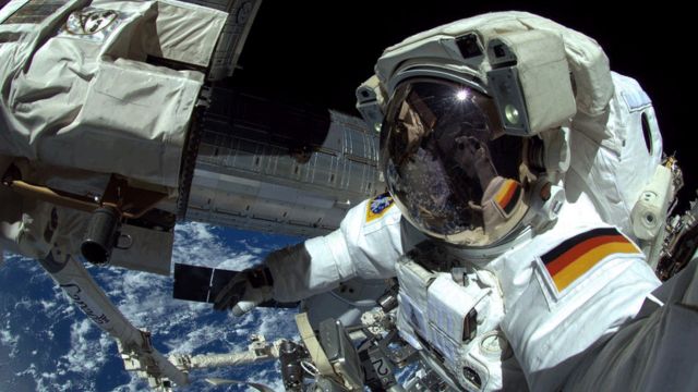 並不是只有在地球上才能玩自拍。歐洲宇航局宇航員亞歷山大-哥斯特在今年十月七日的太空行走時，拍下這幅自拍照。從今年五月份到十一月，這名德國宇航員在空間站工作了近半年時間。