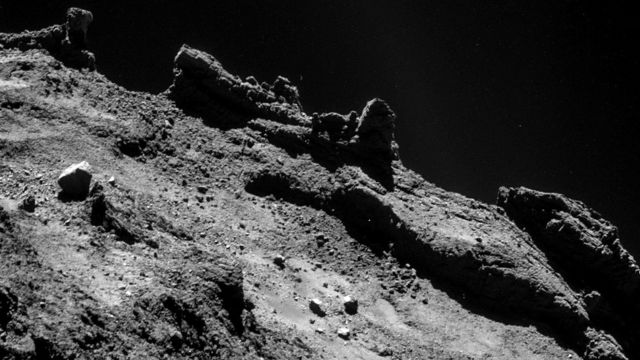 「羅賽塔」探測器上的相機拍攝到這個名為「67P/楚留莫夫•格拉希門克彗星」上的地形。它搭載的「菲萊」登陸器在登陸期間，在該彗星表面多次彈起後，最終停在一個四周岩壁聳立的地帶。在電池耗盡前，「菲萊」登陸器陸續發回科學數據。