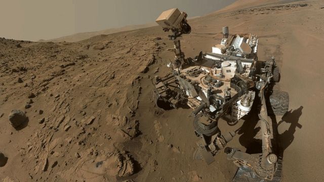 今年四、五月間,「好奇號」火星探測器用自己機械手臂末端的照相機拍攝了十多張照片,這其中就有「好奇號」給自己「玩的」自拍。「好奇號」目前正在自己登陸點附近的山腳下進行勘探。