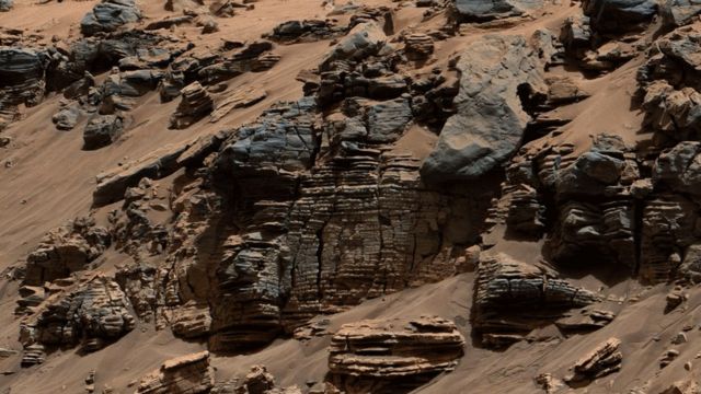 「好奇號」火星探測器對於火星是否曾存在水的可能，給出更多啟示。在這幅「好奇號」八月七日拍攝的圖片上，這個分層平整的岩石是典型的湖底沉積隆起的樣子。