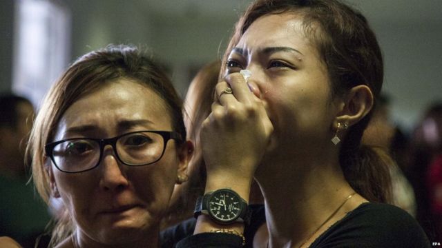 印尼泗水胡安達國際機場內等候的兩名QZ8501航班乘客家屬激動落淚（28/12/2014）