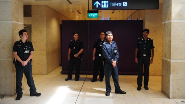 樟宜機場QZ8501家屬等候區入口外站崗的警員（28/12/2014）