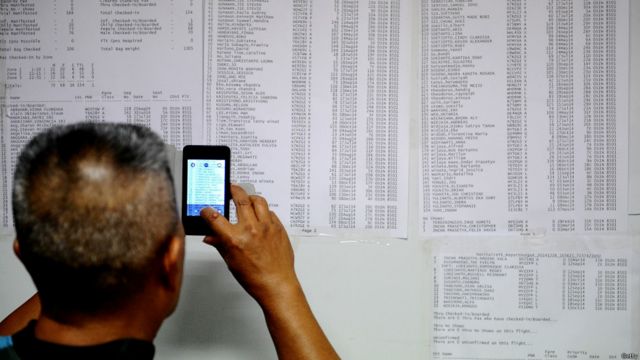 印尼泗水機場一名亞航QZ8501乘客家屬拍攝乘客名單（28/12/2014）