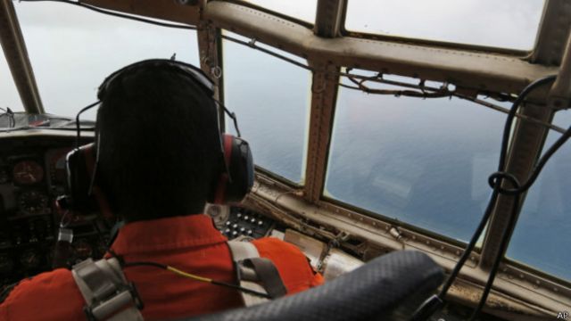 搜尋飛機保持在海面上空460米，但沒有發現任何失蹤飛機的線索。