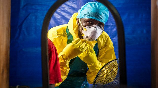 Umwe mu bafasha abrwayi ba Ebola yamabye ivyo kwingira muri Sierra Leone