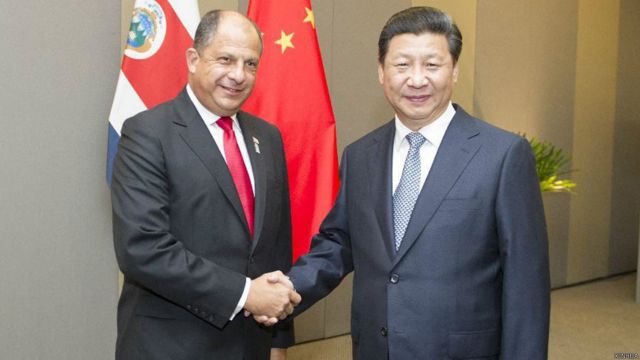 2014年中國國家主席習近平訪問拉美時同拉共體領導人宣佈成立了合作論壇(習近平2014年在巴西會見哥斯達黎加總統索利斯) 