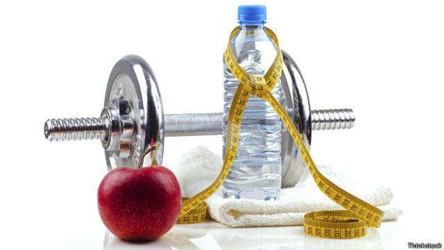 Antes de cualquier actividad física es crucial preparar al cuerpo bebiendo agua y consumiendo alimentos adecuados para "desintoxicar" el organismo.