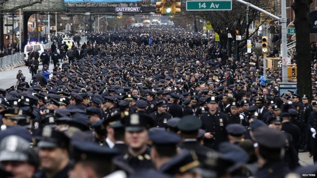 成千上萬警察等執法人員在紐約布魯克林第14大道上列隊（4/1/2015）