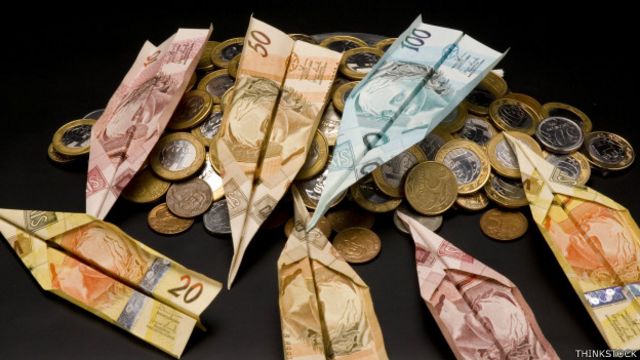 Billetes brasileños doblados como aviones de papel