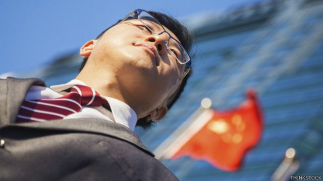 Un ejecutivo con una bandera china de fondo