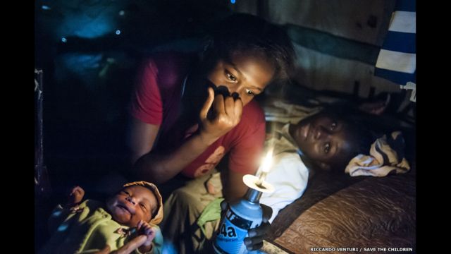 Em 12 de janeiro de 2010, o Haiti foi devastado por um terremoto de magnitude 7. Mais de 250 mil pessoas morreram e outras 85,5 mil ainda vivem em campos de desabrigados. As crianças que moram nesses locais estão vulneráveis, pois crescem com pouco ou mesmo nenhum acesso a serviços básicos e fundamentais, tais como água, saneamento, sistema de saúde e escolas. O fotógrafo Riccardo Venturi viajou ao Haiti com a ONG Save the Children, para documentar suas vidas, cinco anos após a destruição causada pelo tremor. (Crédito: Riccardo Venturi/Save the Children)