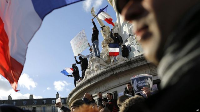 很多遊行人士在共和國紀念碑上高舉法國國旗。