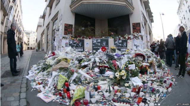 在《查理周刊》的辦公室外擺滿了人們悼念的鮮花。包括該雜誌主編在內的12名工作人員在恐怖襲擊中喪生。