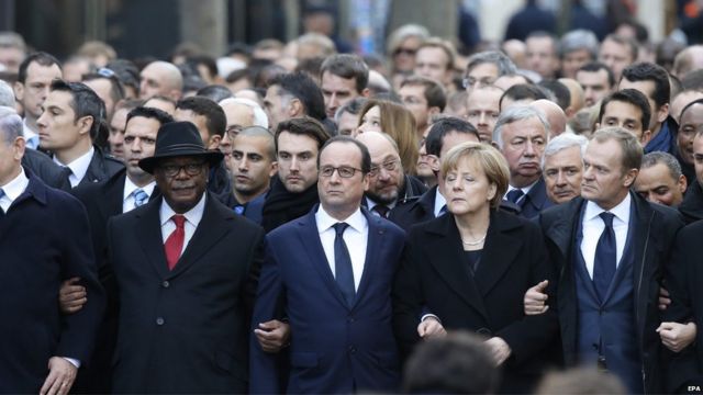 有40多個國際領導人也參加了這次遊行，除了法國總統奧朗德之外，還包括英國首相卡梅倫和德國總理默克爾。
