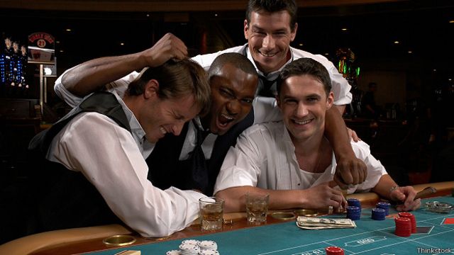 Люди играющие в казино играть игры гонки на картах