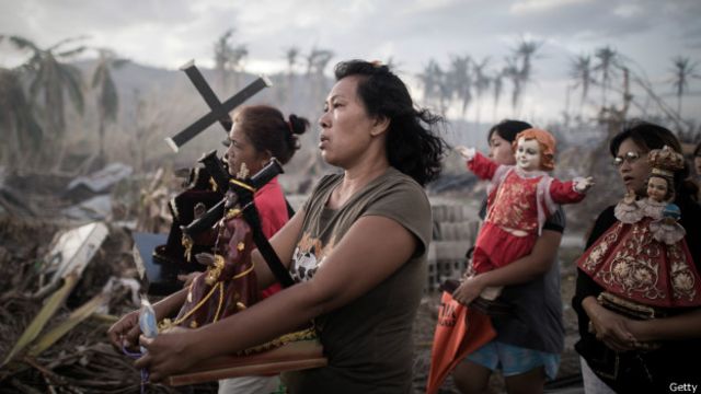 Sobrevivientes del tifón Haiyán durante una procesión religiosa