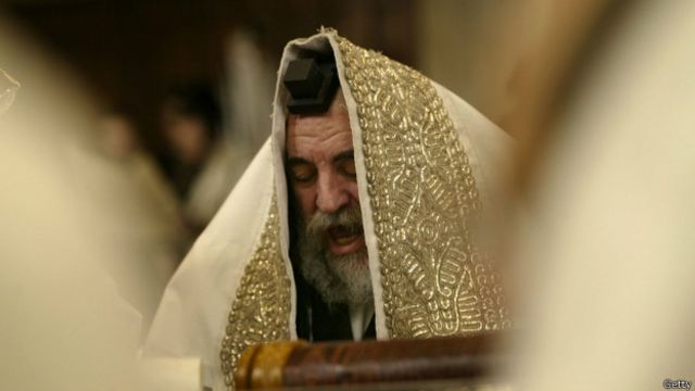 Un rabino lee durante las festividades de Purim