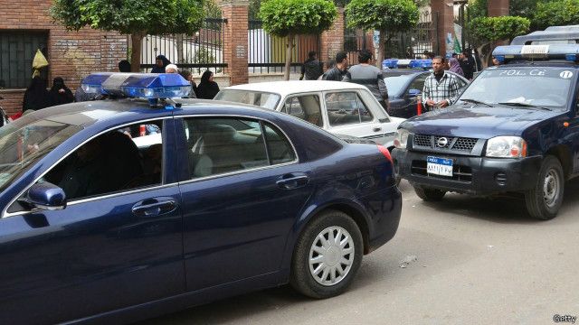 إحالة شرطيين مصريين للمحاكمة بتهمة هتك عرض فتاة في سيارة شرطة Bbc News عربي