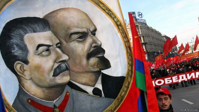 Двойной портрет Сталина и Ленина на коммунистической демонстрации в Москве