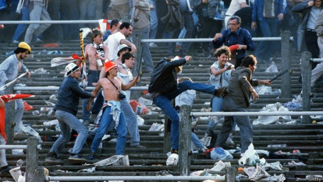 Fanáticos del Liverpool y del Juventus se enfrentan en el estadio de Heysel, en 1985