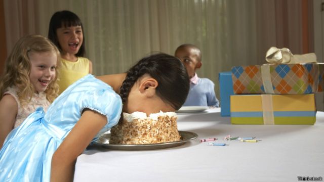 Menino de 4 anos escolhe sua família como tema de aniversário