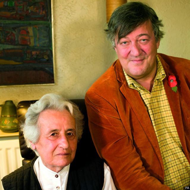 斯蒂芬•弗萊(Stephen Fry)與大屠殺倖存者安妮塔·拉斯克·沃爾費什(Anita Lasker-Wallfisch)。