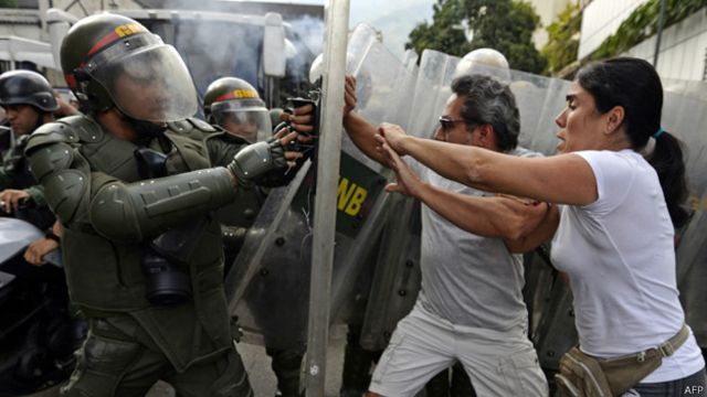 Venezuela: ¿se "militariza" el control de las protestas? - BBC News Mundo