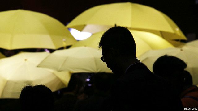 香港泛民議員手舉象徵「佔中」運動的黃色雨傘抗議（資料照片）