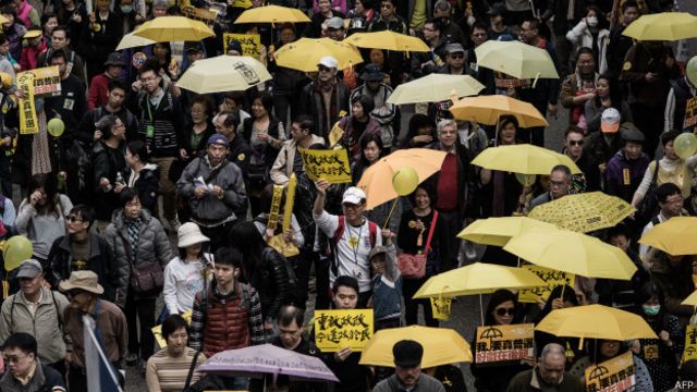 Demonstrasi prodemokrasi dimulai lagi dan simbol payung kembali digunakan.