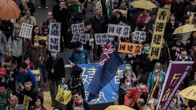香港示威者舉起「香港建國」標語（1/2/2015）