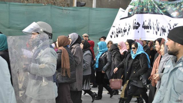 راهپیمایی زنان افغان در اعتراض به عدم حضور زنان در کابینه Bbc News فارسی