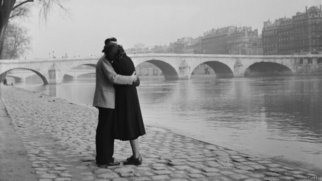 Pareja abrazada frente al río Sena en París, 1954. 