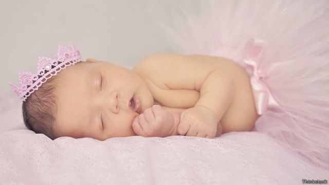 Los recién nacidos son las personas que más horas necesitan dormir.