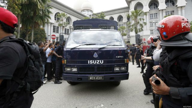 據信押解安瓦爾的囚車離開布城司法宮（10/2/2015）