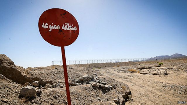 مرز ایران و افغانستان محل عبور قاچاقچیان مواد مخدر و همچنین کسانی است که به طور غیرقانونی از مرز عبور میکنند