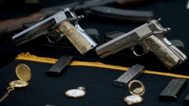 Armas y joyas confiscadas a Jorge Eduardo Costilla, El Coss, líder del Cartel del Golfo. Foto: AFP/Getty