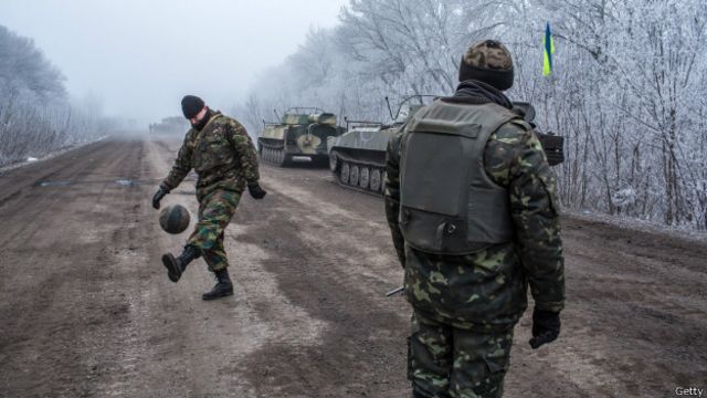 Украинские солдаты с мячом